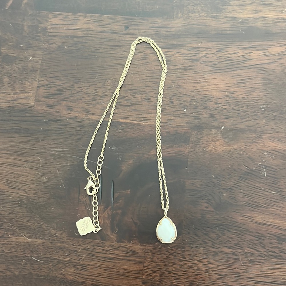 white and gold kendra scott necklace